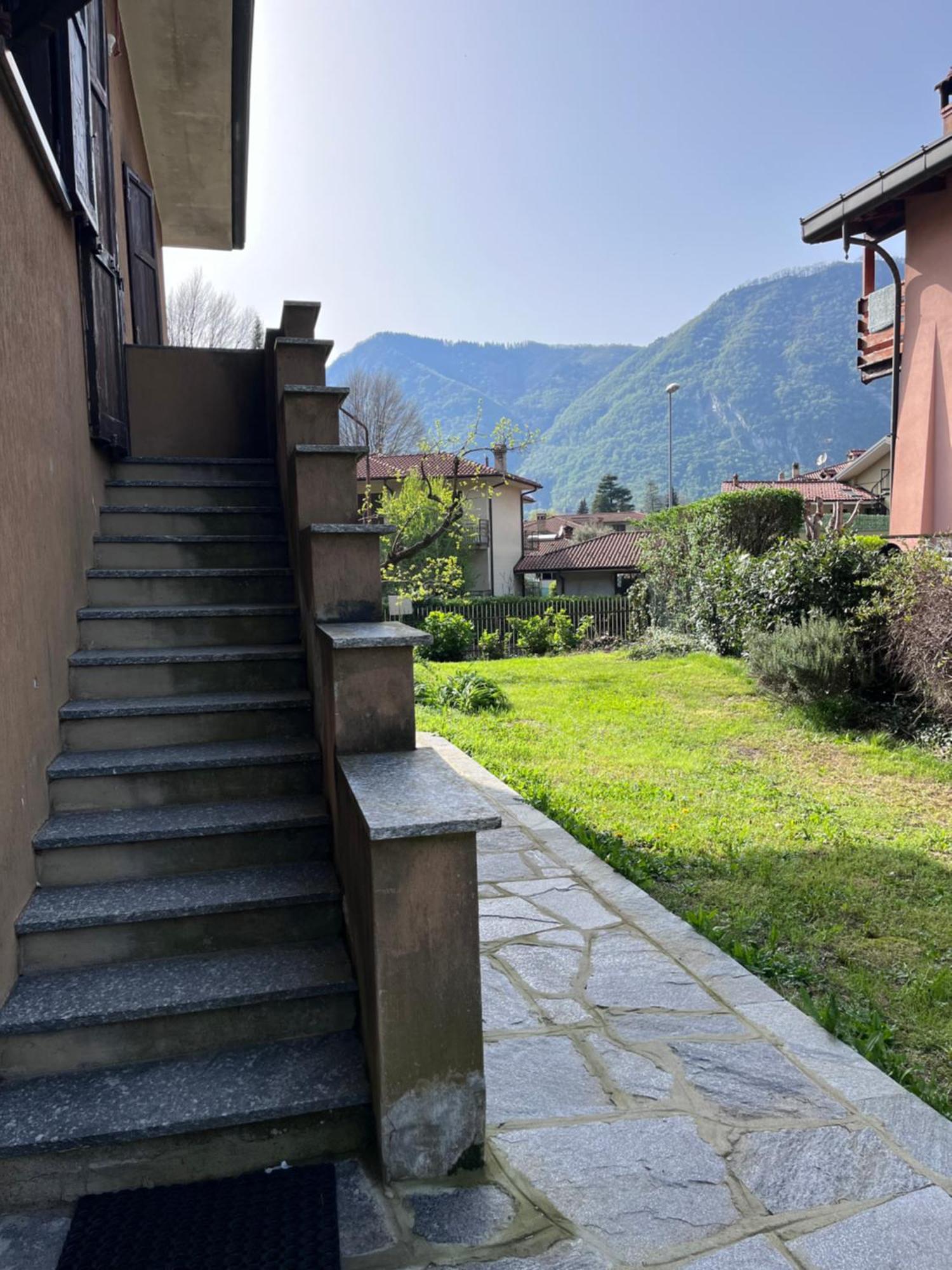 A Due Passi Dal Lago Canzo Exterior photo